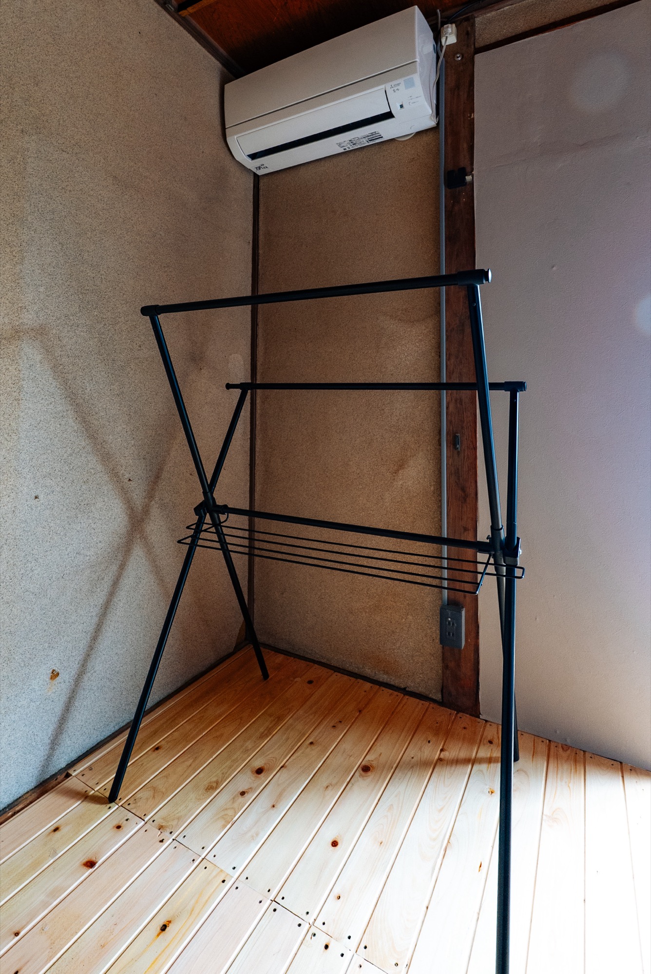 Bedroom clothing rack detail