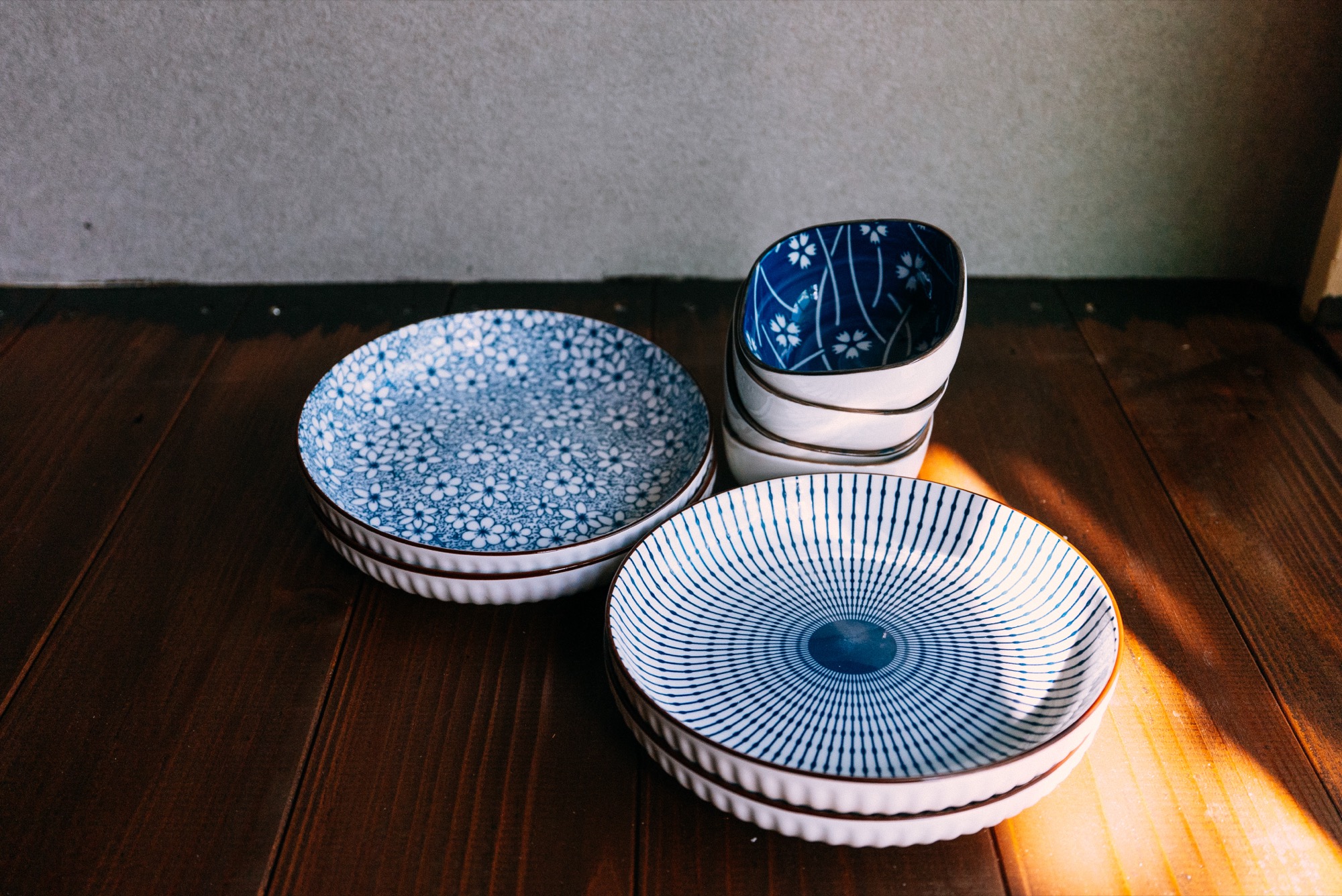 Blue patterned tableware set
